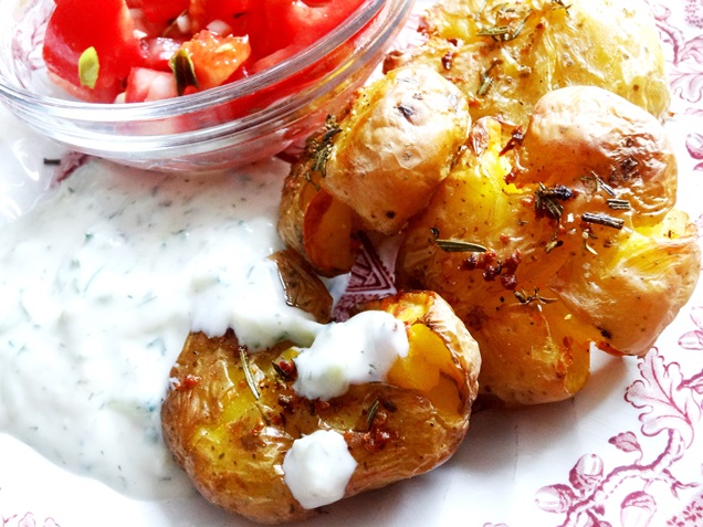 Rezept: Geile Ofen-Kartoffeln mit veganem Tzatziki und Tomatensalat ... Rezept: Geile Ofen-Kartoffeln mit veganem Tzatziki und Tomatensalat ...