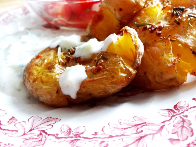 Rezept: Geile Ofen-Kartoffeln mit veganem Tzatziki und Tomatensalat ... Rezept: Geile Ofen-Kartoffeln mit veganem Tzatziki und Tomatensalat ...