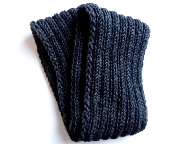 Anleitung: Einfachen grauen Loop-Schal stricken