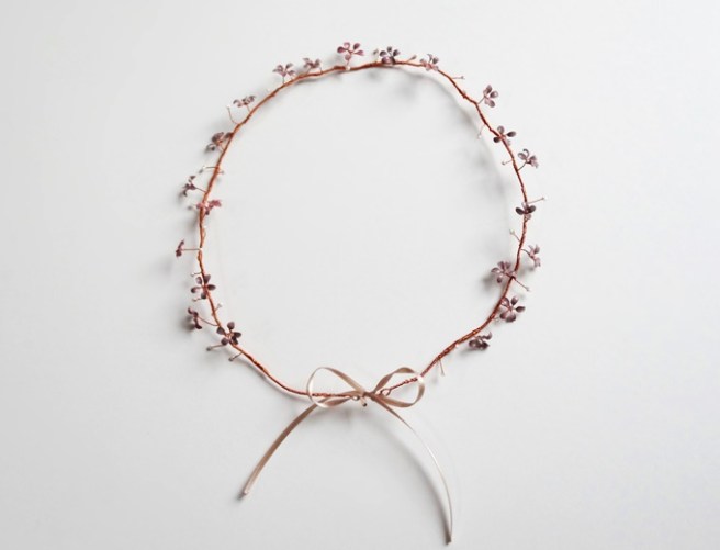 Entdeckung der Woche: DIY-Blumenkranz aus Draht und Nagellack