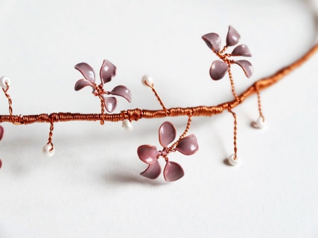 Entdeckung der Woche: DIY-Blumenkranz aus Draht und Nagellack