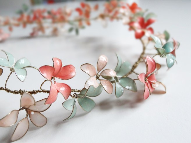 Warum niemand aus seiner (DIY-) Haut kann oder muss - Blumenkranz mit Nagellack