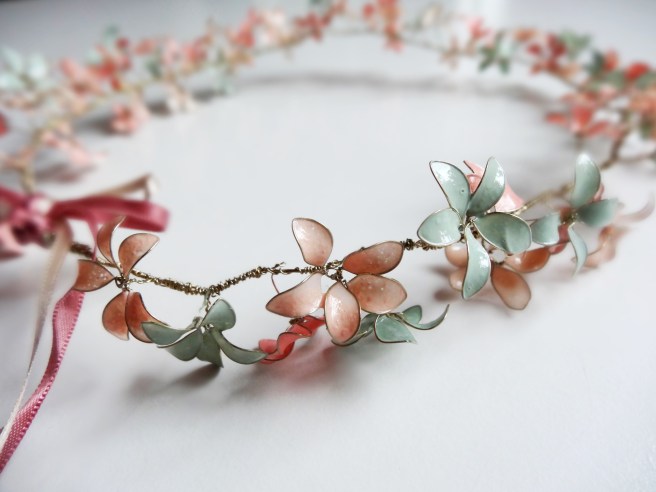 Warum niemand aus seiner (DIY-) Haut kann oder muss - Blumenkranz mit Nagellack