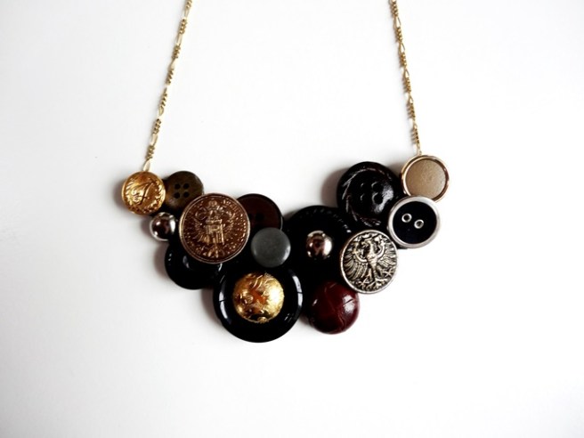 Entdeckung der Woche: Statement-Kette aus Knöpfen