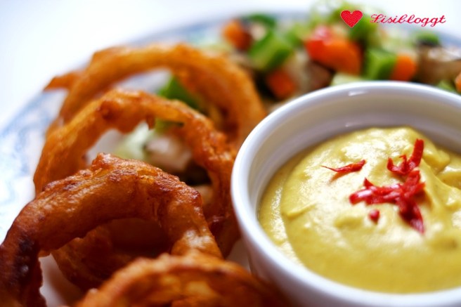 Rezept: Vegane Onionrings im Bierteig mit fake Chili-Cheese-Dip