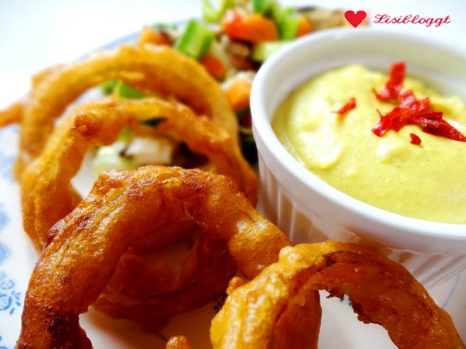 Rezept: Vegane Onionrings im Bierteig mit fake Chili-Cheese-Dip