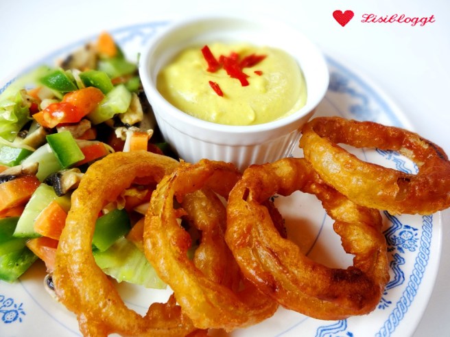 Rezept: Vegane Onionrings im Bierteig mit fake Chili-Cheese-Dip