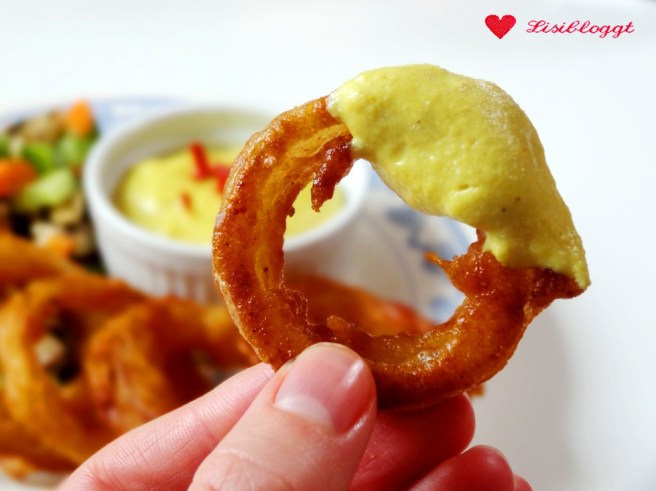 Rezept: Vegane Onionrings im Bierteig mit fake Chili-Cheese-Dip