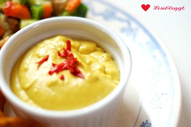 Rezept: Vegane Onionrings im Bierteig mit fake Chili-Cheese-Dip