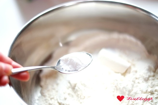 Rezept: Vegane Onionrings im Bierteig mit fake Chili-Cheese-Dip