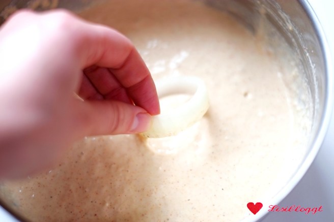 Rezept: Vegane Onionrings im Bierteig mit fake Chili-Cheese-Dip