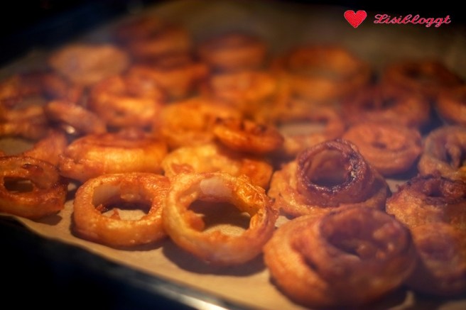 Rezept: Vegane Onionrings im Bierteig mit fake Chili-Cheese-Dip