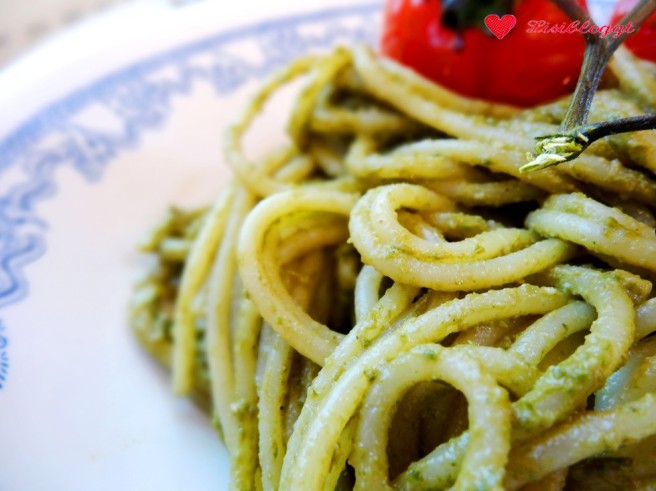 Rezept: Basilikum-Pesto-Nudeln mit Grilltomaten (vegan, glutenfrei)