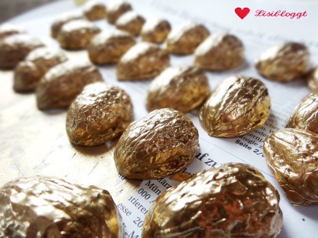 Anleitung: Goldene Weihnachts-Walnüsse