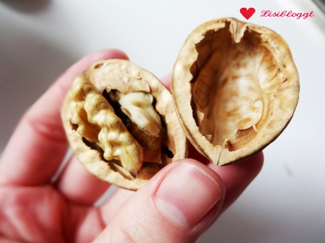 Anleitung: Goldene Weihnachts-Walnüsse