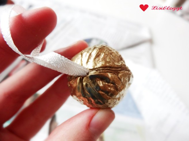 Anleitung: Goldene Weihnachts-Walnüsse