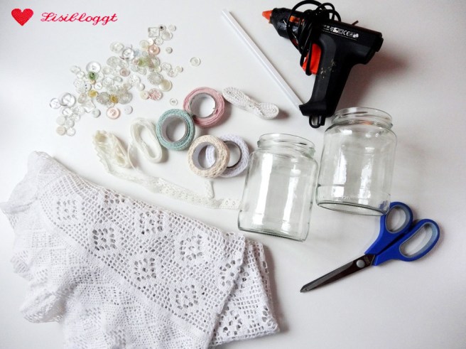 Anleitung: DIY-Windlicht mit Spitze und Knöpfen