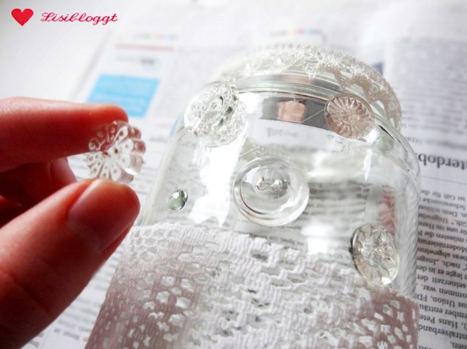 Anleitung: DIY-Windlicht mit Spitze und Knöpfen