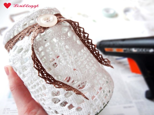 Anleitung: DIY-Windlicht mit Spitze und Knöpfen