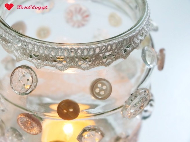 Anleitung: DIY-Windlicht mit Spitze und Knöpfen