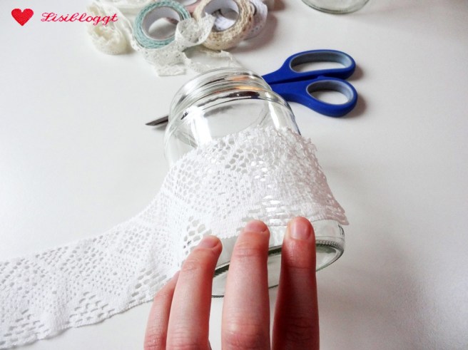 Anleitung: DIY-Windlicht mit Spitze und Knöpfen