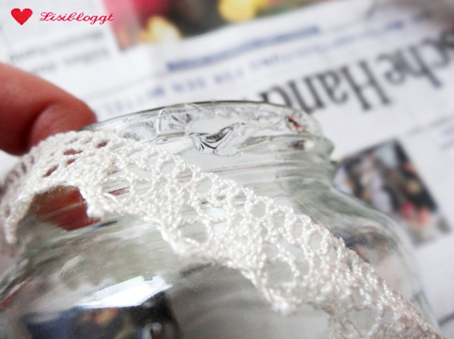 Anleitung: DIY-Windlicht mit Spitze und Knöpfen