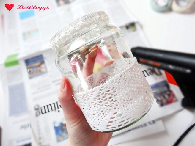 Anleitung: DIY-Windlicht mit Spitze und Knöpfen