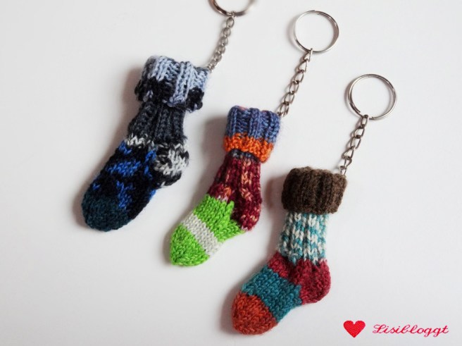 Anleitung: Mini-Socken Schlüsselanhänger stricken