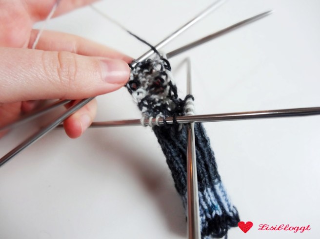 Anleitung: Mini-Socken Schlüsselanhänger stricken