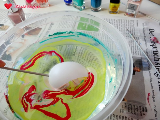 Anleitung: Ostereier marmorieren mit Nagellack