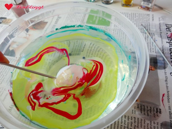 Anleitung: Ostereier marmorieren mit Nagellack