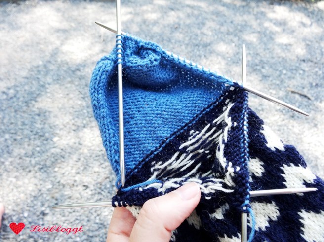 Anleitung: Norwegersocken mit einfachem Herzmuster stricken