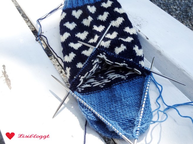 Anleitung: Norwegersocken mit einfachem Herzmuster stricken