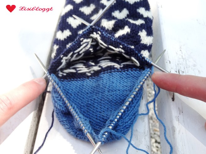 Anleitung: Norwegersocken mit einfachem Herzmuster stricken