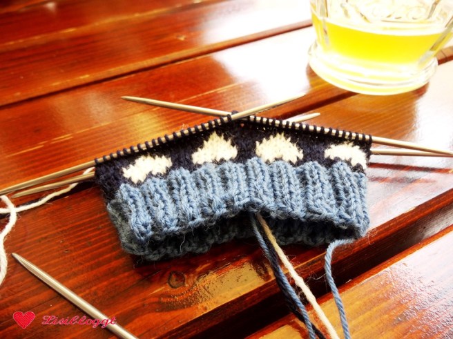 Anleitung: Norwegersocken mit einfachem Herzmuster stricken