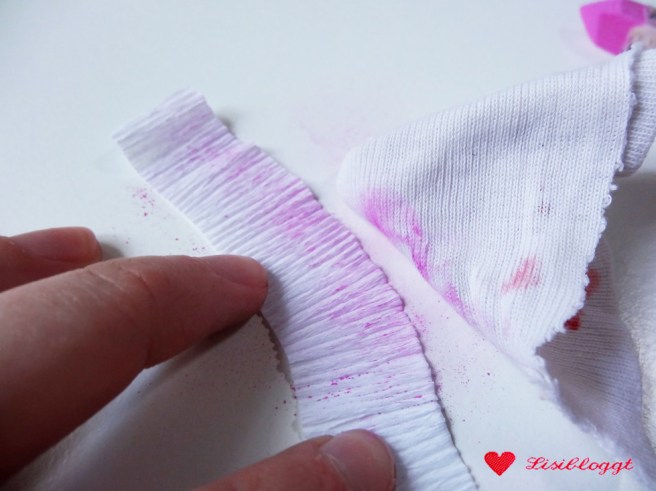 Anleitung: Zarten Blütenkranz aus Krepp-Papier basteln