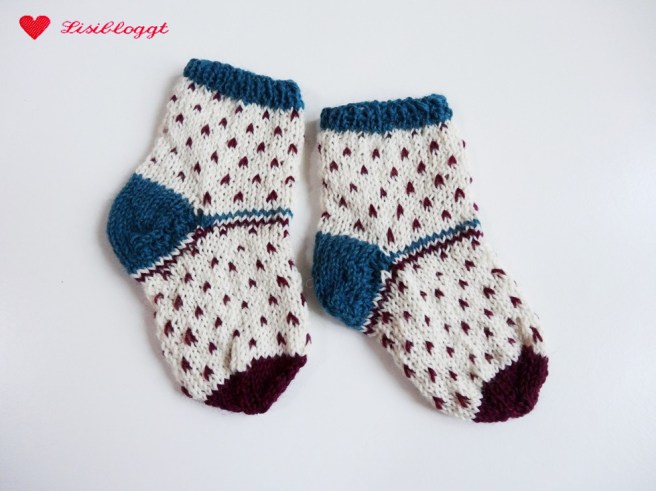 Anleitung: Babysocken mit Pünktchen stricken