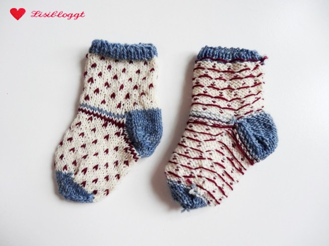 Anleitung: Babysocken mit Pünktchen stricken