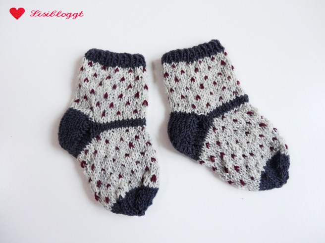 Anleitung: Babysocken mit Pünktchen stricken