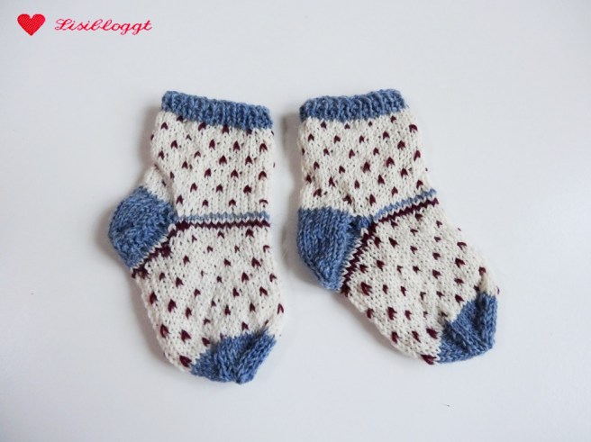 Anleitung: Babysocken mit Pünktchen stricken