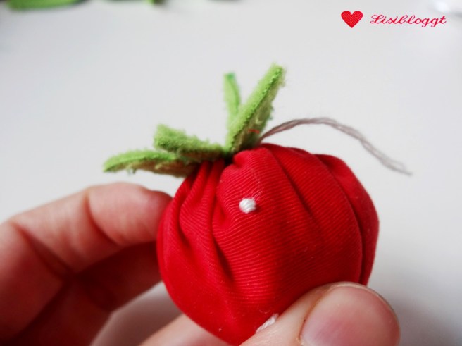 Anleitung: Erdbeeren fuer den Kaufladen naehen