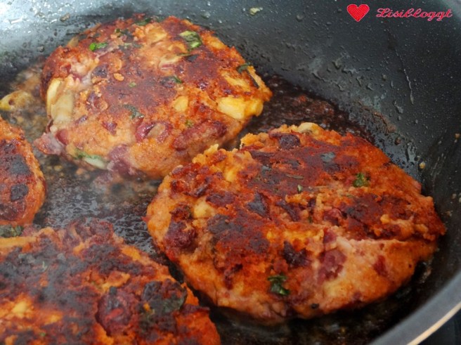 Rezept: Vegane Bean-Burger mit Kartoffel-Wedges