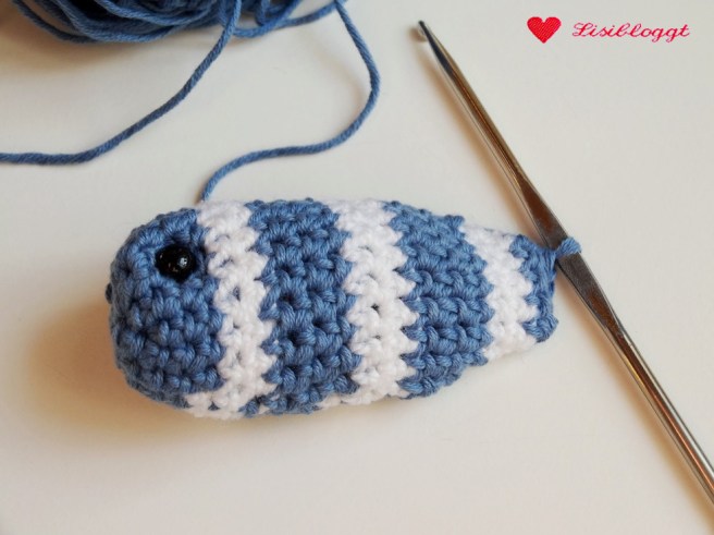 Anleitung: DIY-Mobile aus Haekelfischen