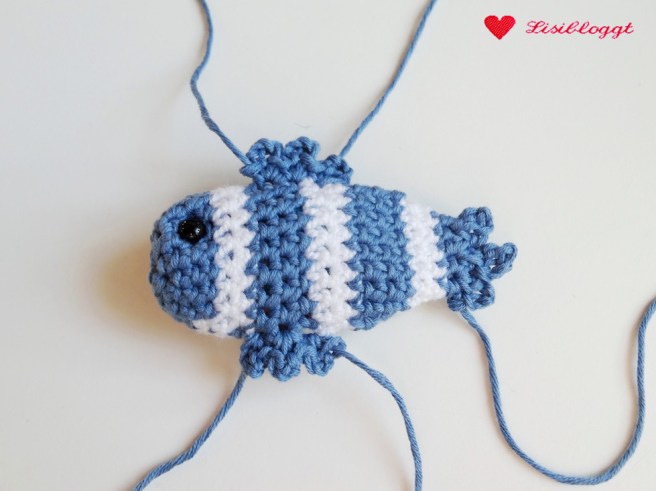 Anleitung: DIY-Mobile aus Haekelfischen