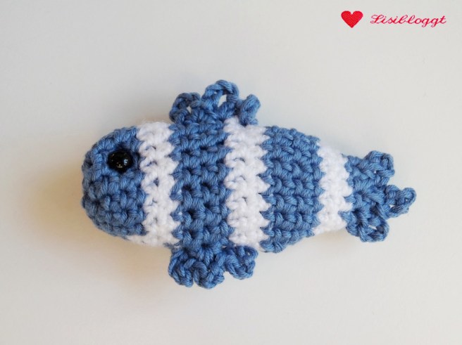 Anleitung: DIY-Mobile aus Haekelfischen